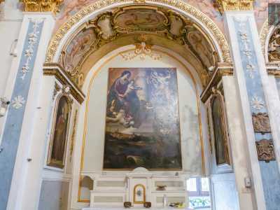 Sul lato opposto si trova invece un�ampia tela raffigurante la Vergine che incorona santa Rosalia. A commissionarla fu la prima badessa del monastero: suor Rosalia (Violante) Filomarino 